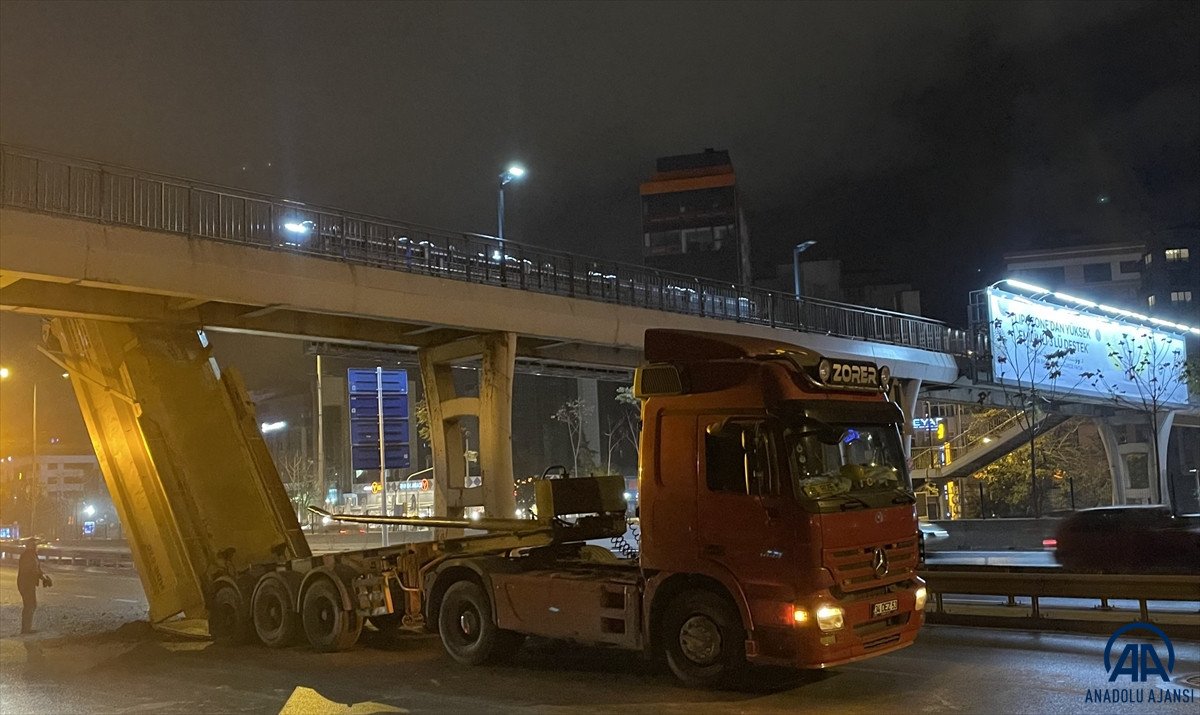 İstanbul’da hafriyat kamyonunun açılan damperi üst geçide çarptı
