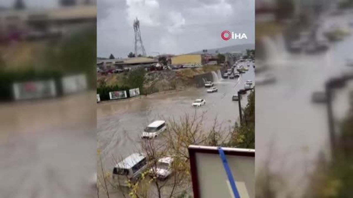 İzmir’i yine sağanak vurdu: Dakikalar içerisinde caddeler göle döndü