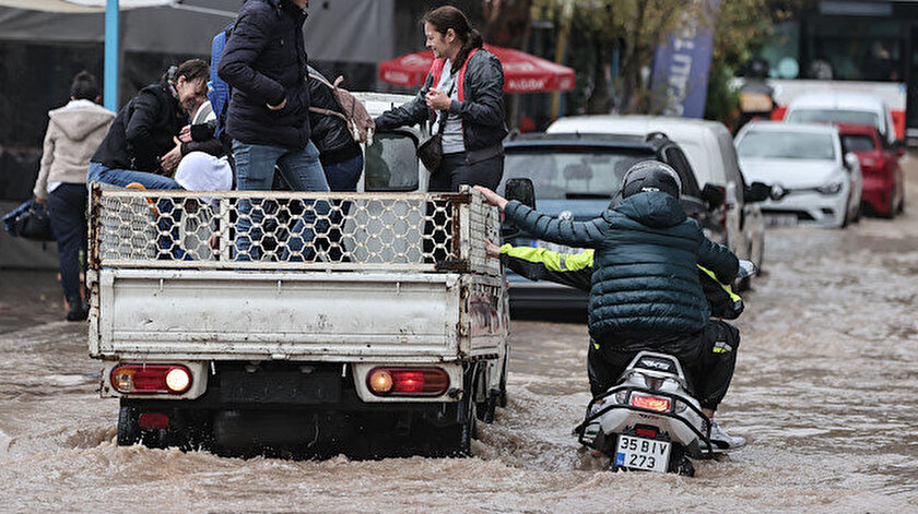 İzmir’i yine sağanak vurdu