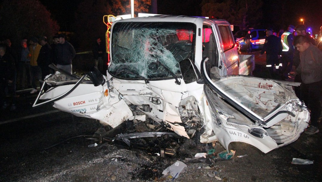 Muğla’da yolcu midibüsü ile kamyonet çarpıştı: 22 yaralı