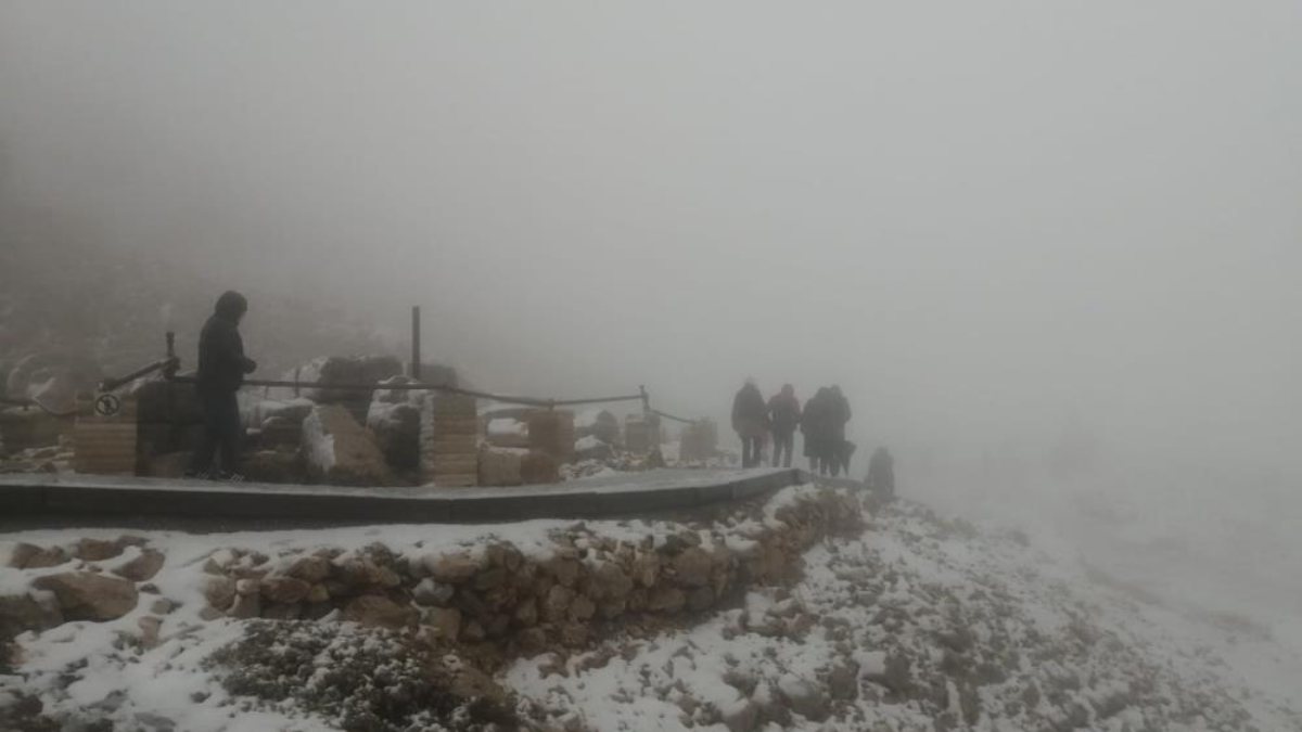 Nemrut Dağı’nda turistler kar heyecanı yaşadı