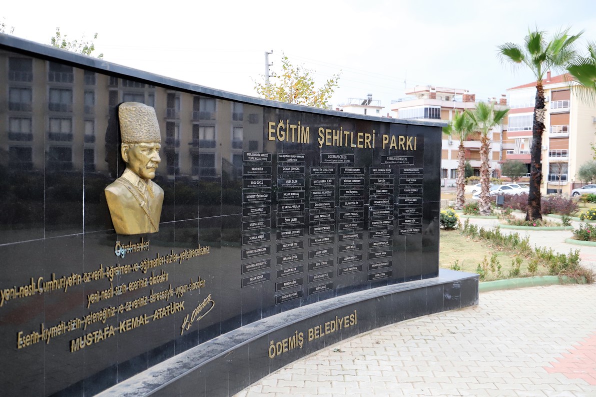 Şehir magandaları parktaki palmiye ağacını yaktı!