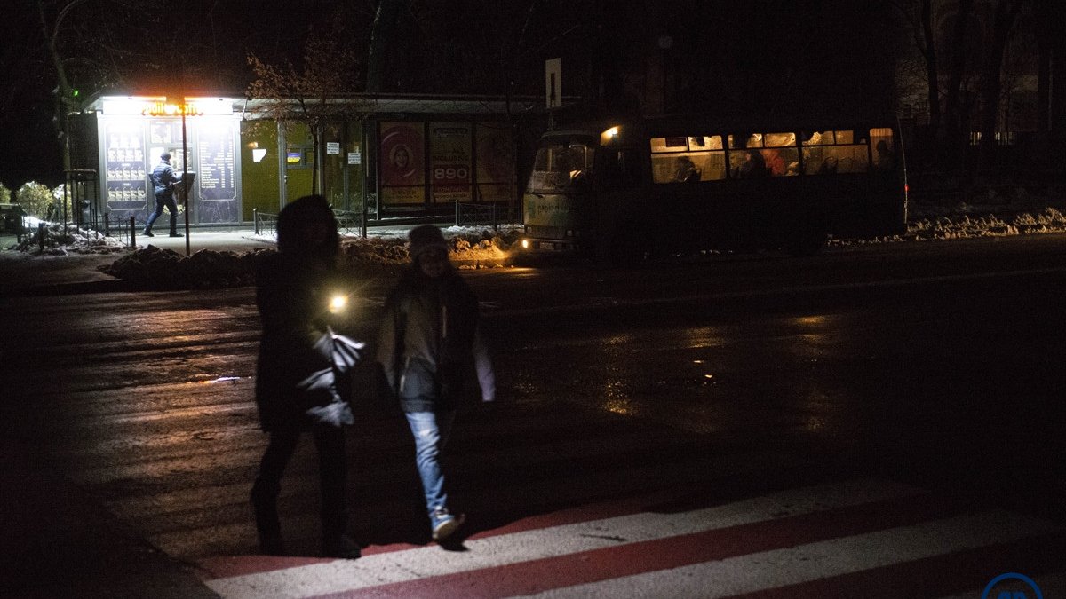 Rus saldırıları nedeniyle Ukrayna’da birçok bölge karanlığa gömüldü