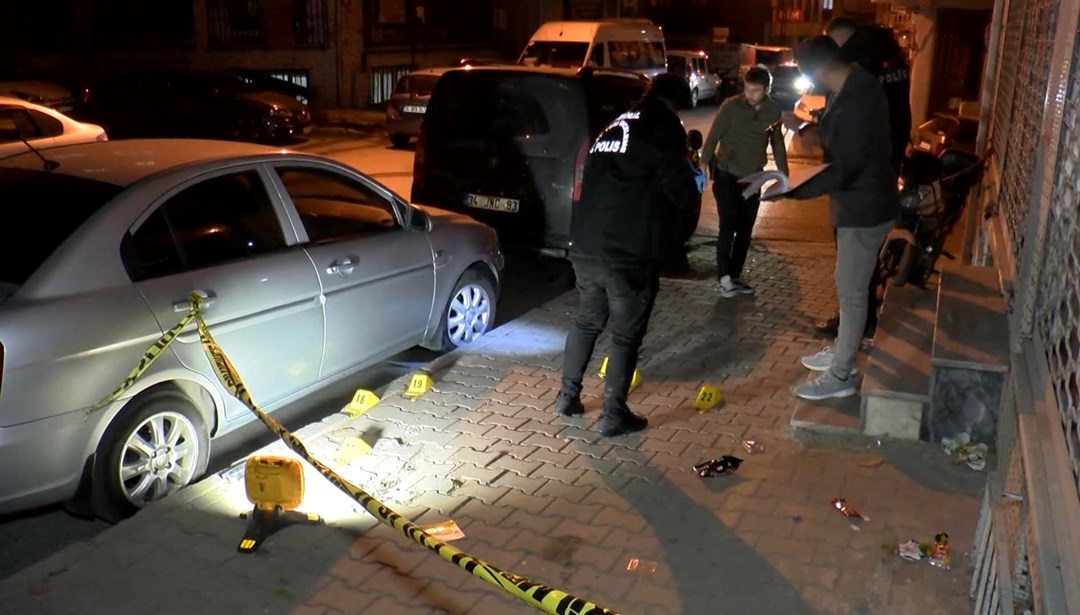 Sultangazi’de silahlı kavga: 5 araca mermi isabet etti