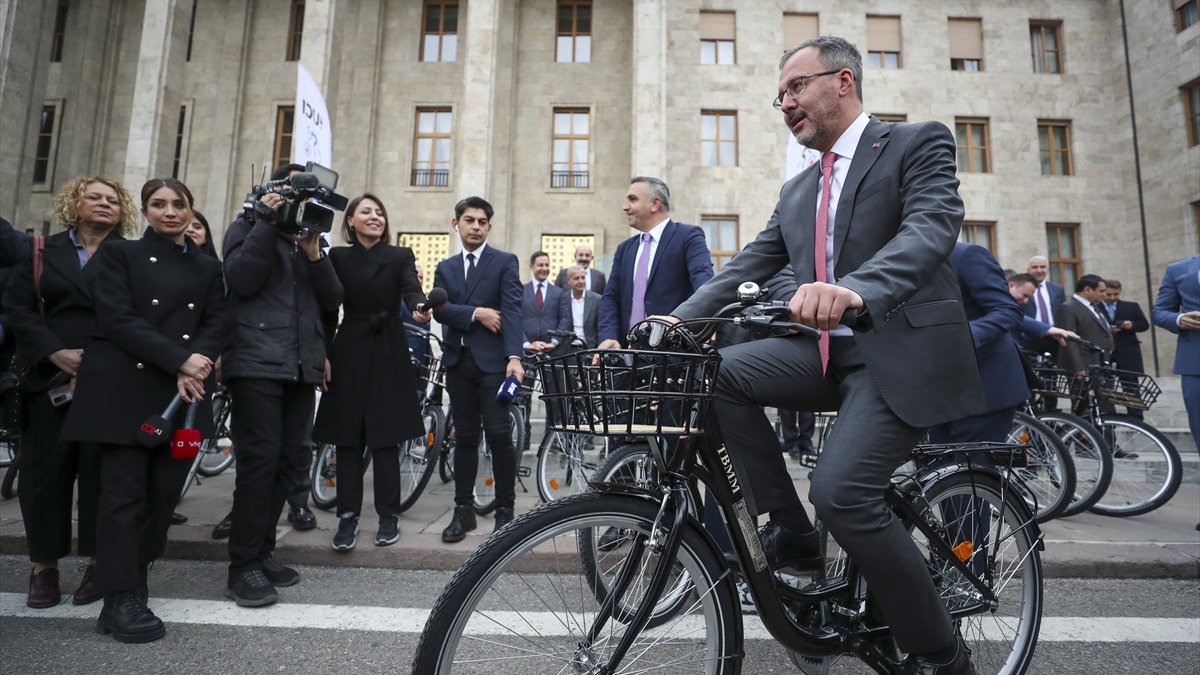 TBMM’de bisikletli günler: Bakan Kasapoğlu ve milletvekilleri tur attı