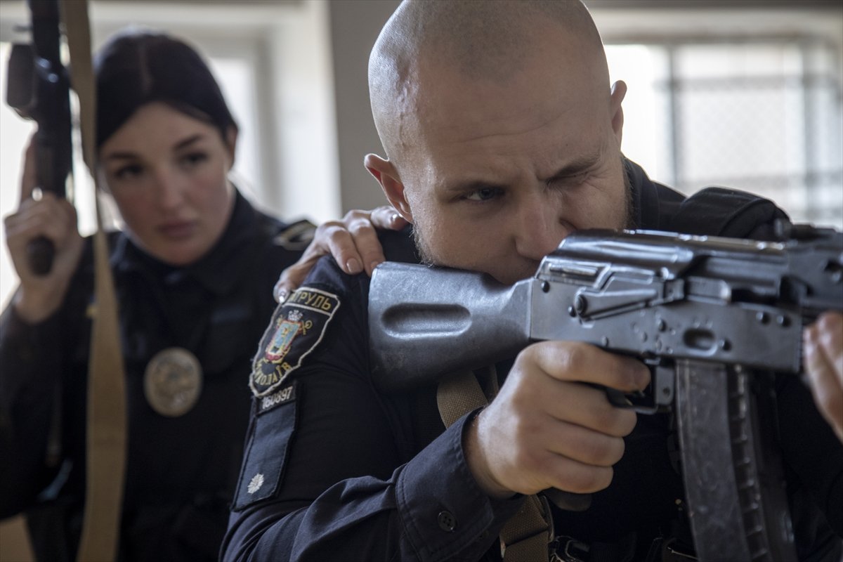 Ukrayna polisi savaşa hazırlanıyor