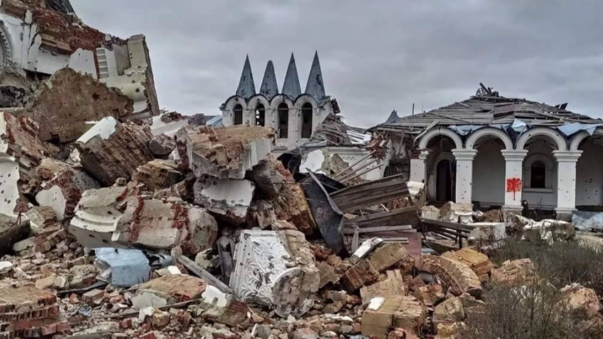 Ukrayna’da 160 yıllık manastır saldırılardan etkilendi
