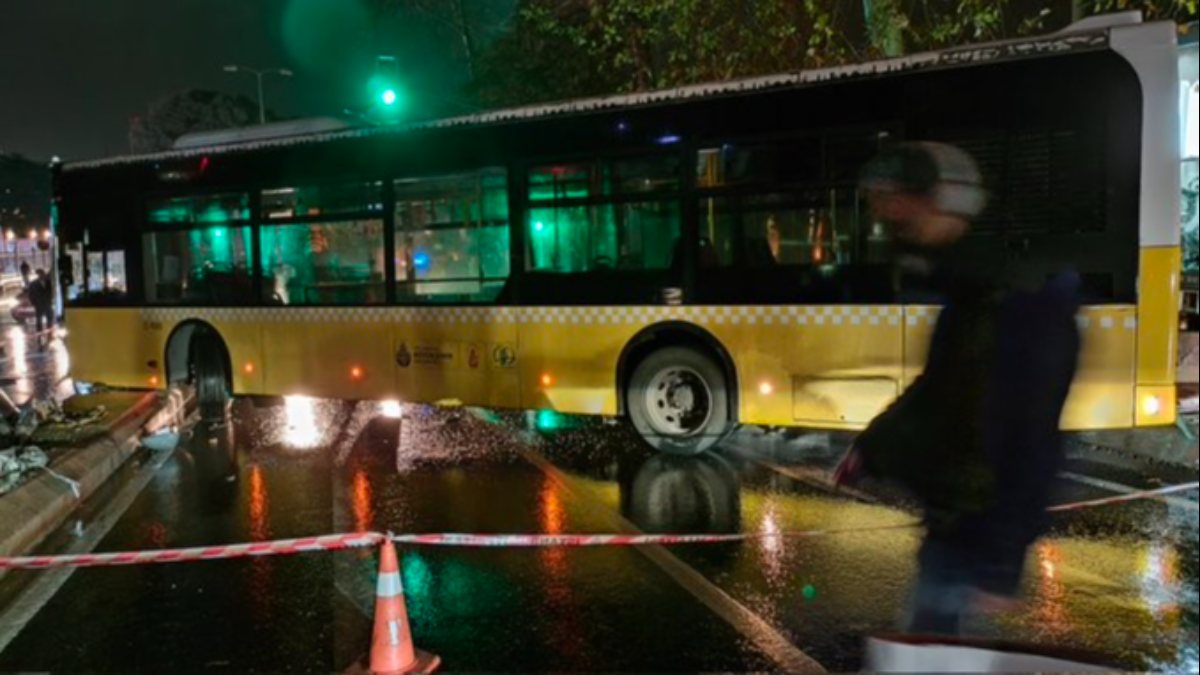 Üsküdar’da İETT otobüsü direğe çarptı