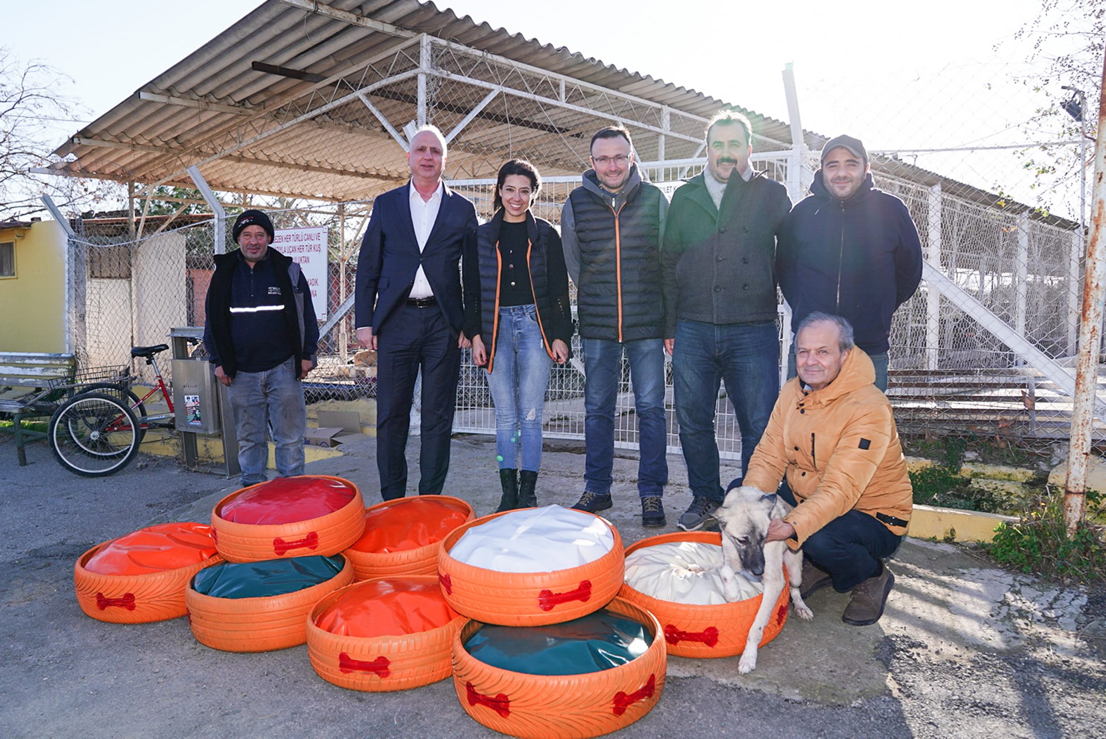 ESKİ LASTİKLER BARINAKTAKİ CAN DOSTLARIMIZ İÇİN YATAK OLDU