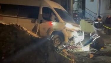 Aksaray’da kavga seslerini duyunca evden çıktı, kaçan minibüs çarptı