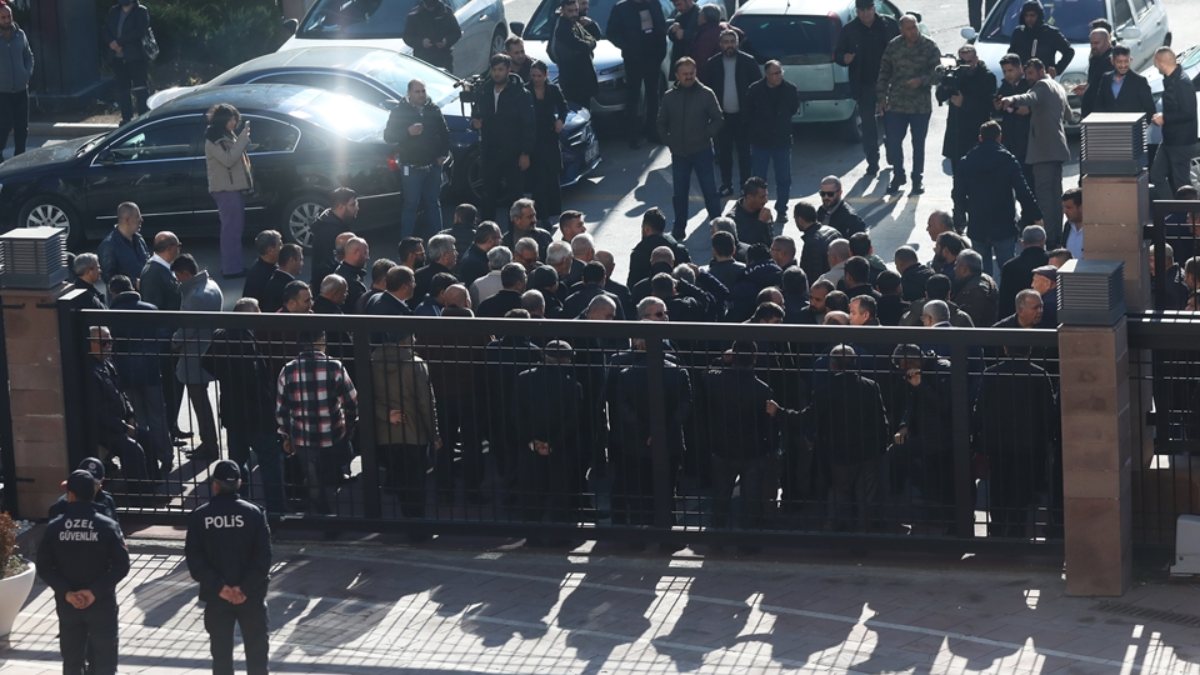 Ankara’da bazı özel halk otobüsü şoförleri CHP’nin önünde toplandı