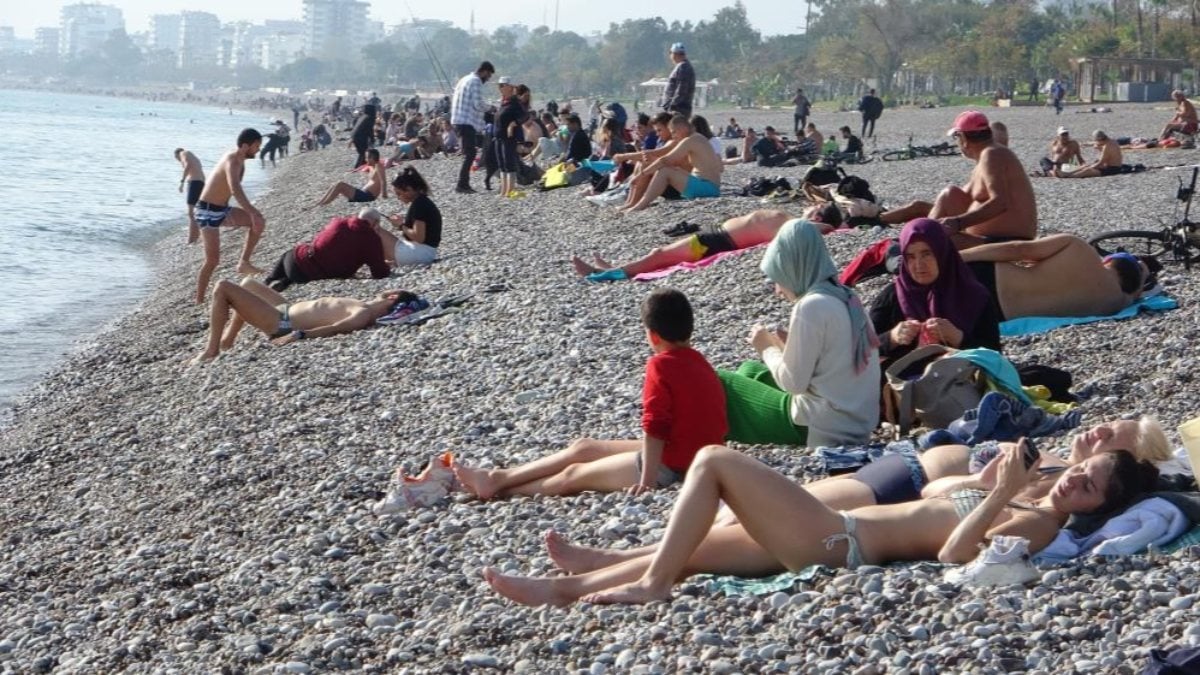 Antalya’da aralıkta da plajlar doldu