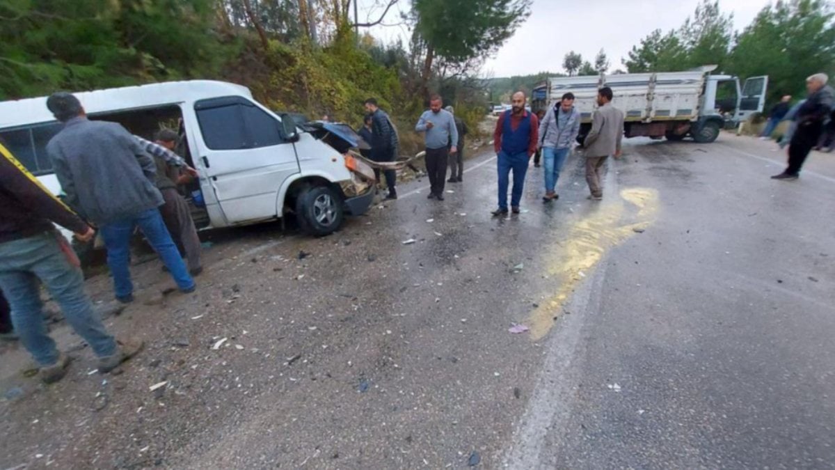 Denizli’de kamyonet ile minibüs kafa kafaya çarpıştı