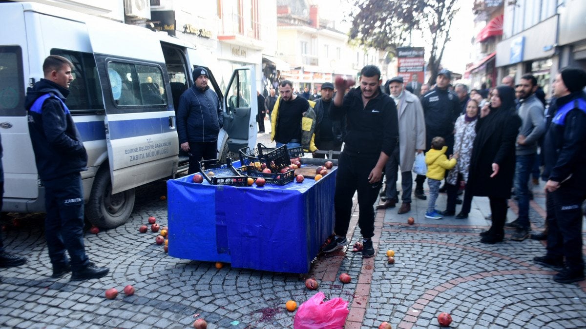 Edirne’de zabıta ekiplerine öfkelenen seyyar satıcı ürünlerini dağıttı
