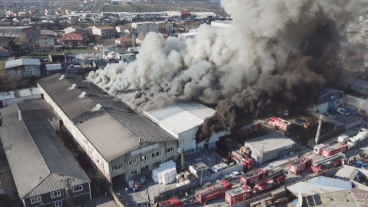 Eyüpsultan’da araç filtresi fabrikasında yangın çıktı