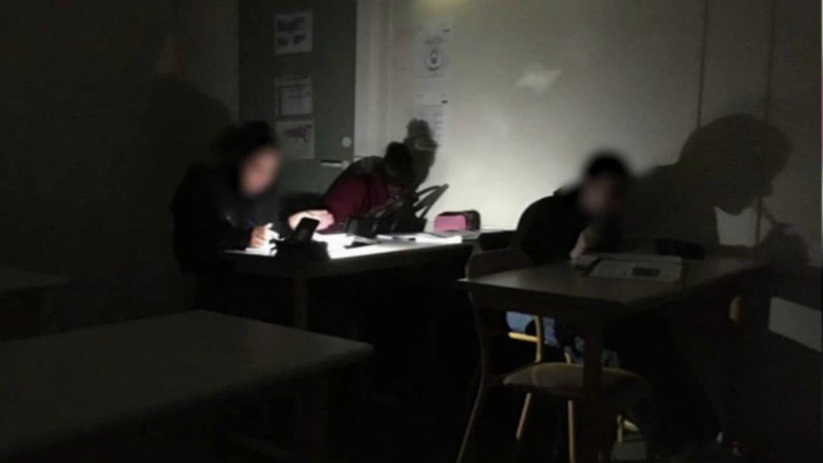 Fransa’da öğrenciler elektriksiz sınıflarda eğitim görüyor
