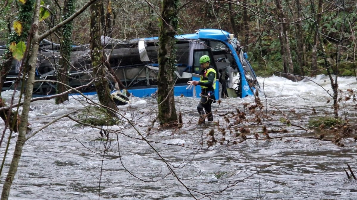 İspanya’da yolcu otobüsü nehre düştü