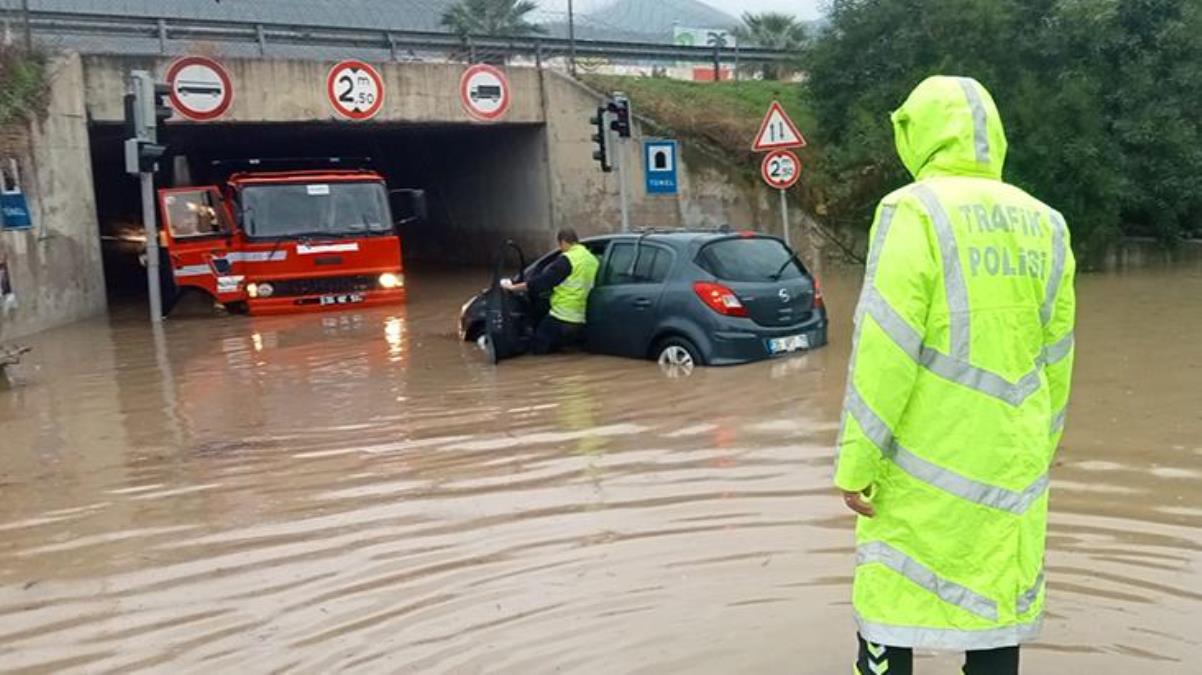İzmir’de sağanak yağış hayatı felç etti! İş yerlerini su bastı, araçlar yolda mahsur kaldı