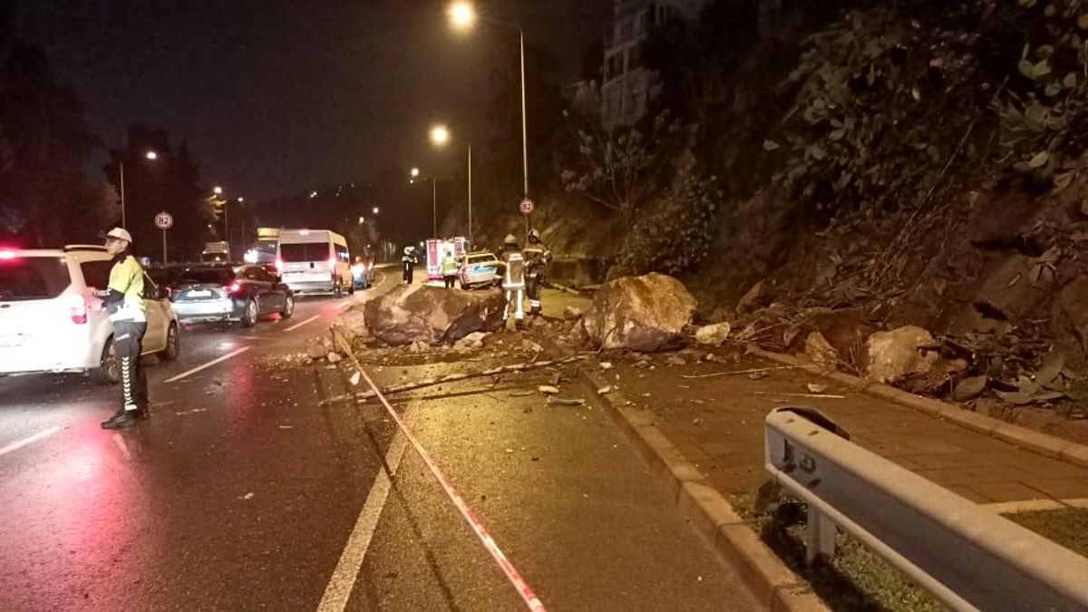 İzmir’de yamaçtan kopan kaya parçaları yola ve bir otomobilin üstüne düştü