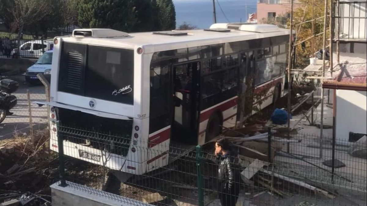 İzmir’de yokuş aşağı giden otobüsü eliyle durdurmaya çalışan sürücü kamerada