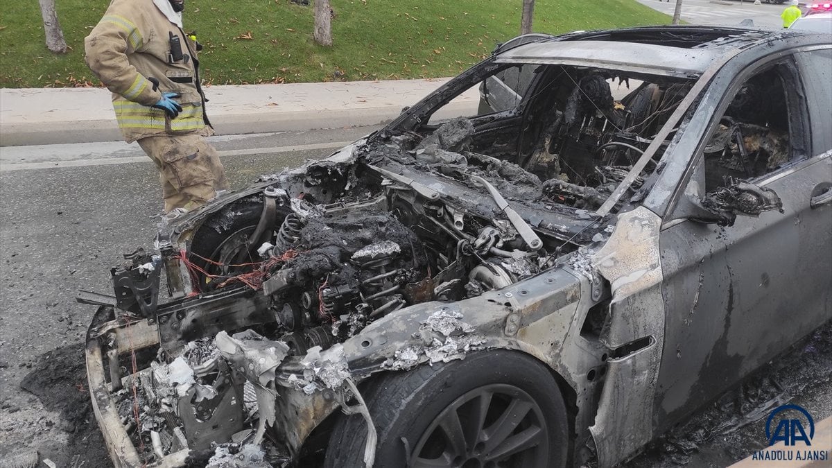 Kartal’da yanan araç itfaiye ekiplerince söndürüldü