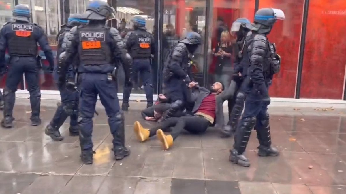 Paris’te polisler, PKK yandaşlarını yerde sürükleyerek gözaltına aldı