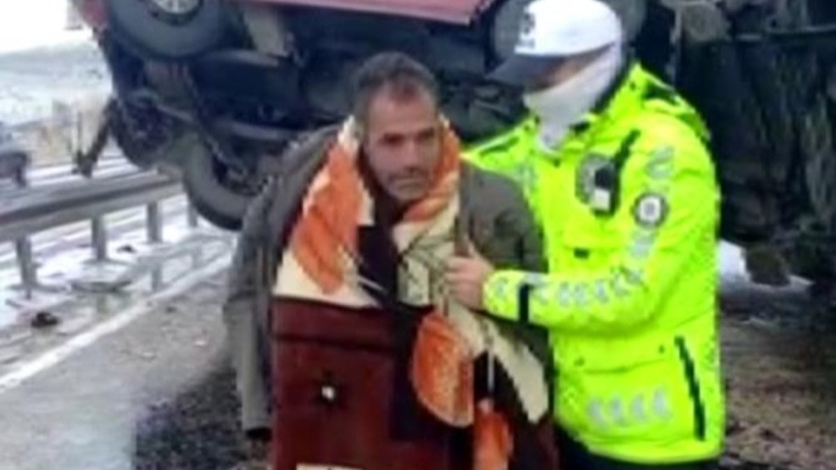 Sivas’ta polis, kazazedenin üzerini battaniyeyle örttü