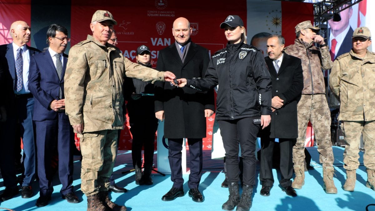 Süleyman Soylu, Van’da araç teslim törenine katıldı