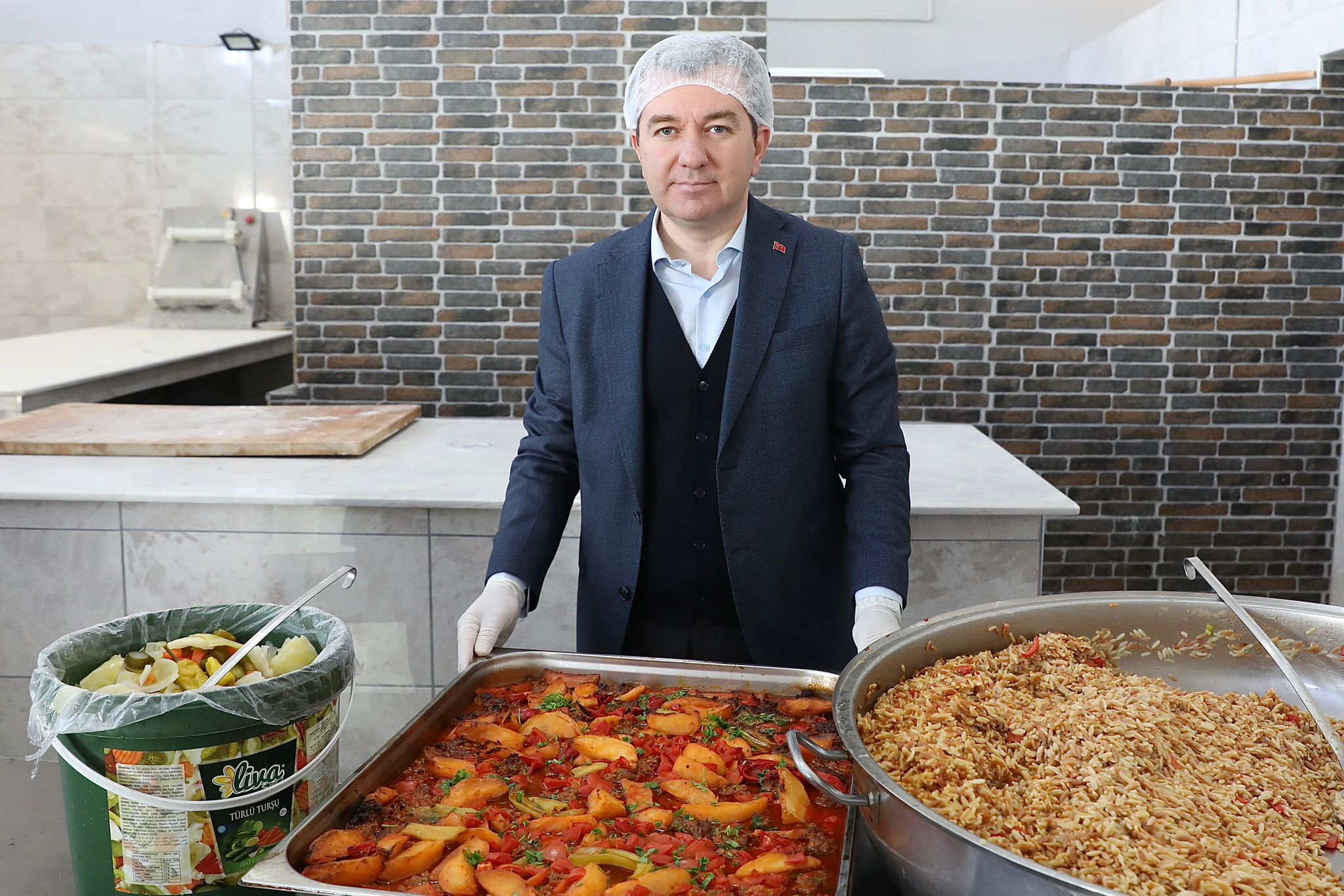 Bergama Belediyesi Aşevi’nden her gün 800 kişiye sıcak yemek