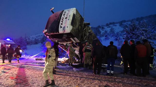 Erzincan’da yolcu otobüsü kaza yaptı: 2 ölü 21 yaralı
