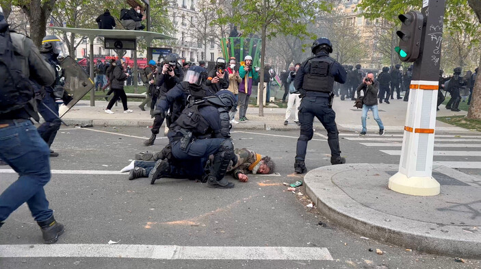 Fransız polisinin önüne geleni copladığı anlar