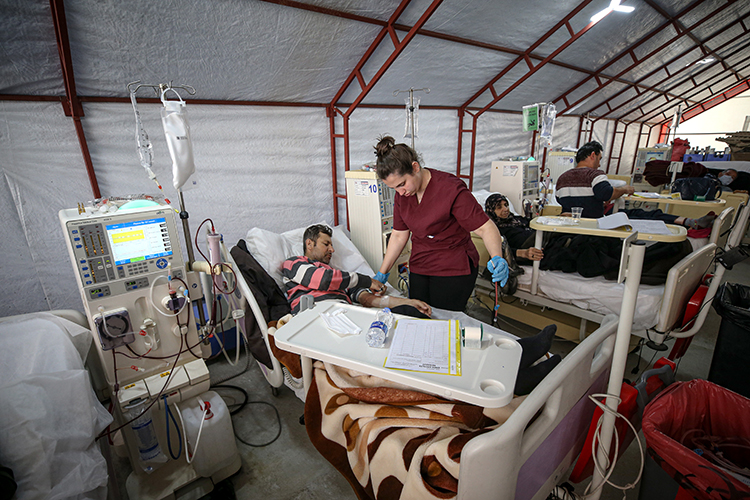 Hatay’da ağır hasarlı iki binadan çıkarılan cihazlarla diyaliz merkezi kuruldu