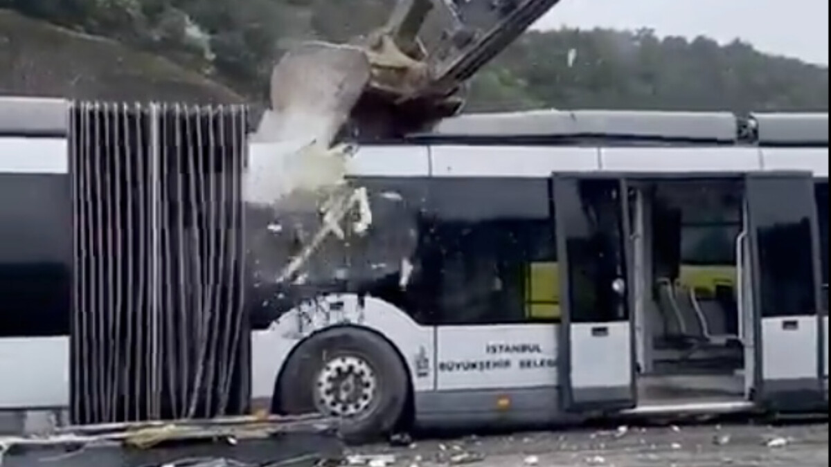 İBB, metrobüsü kepçe ile parçalattı