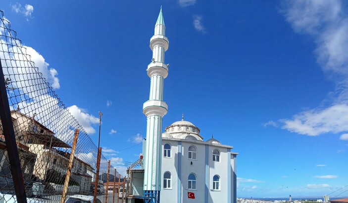 İzmir’de şiddetli rüzgar! Cami minaresi sallandı