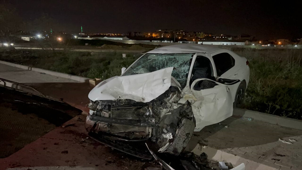 Kocaeli’de otomobillerin kafa kafaya çarpıştığı kazada 5 kişi yaralandı
