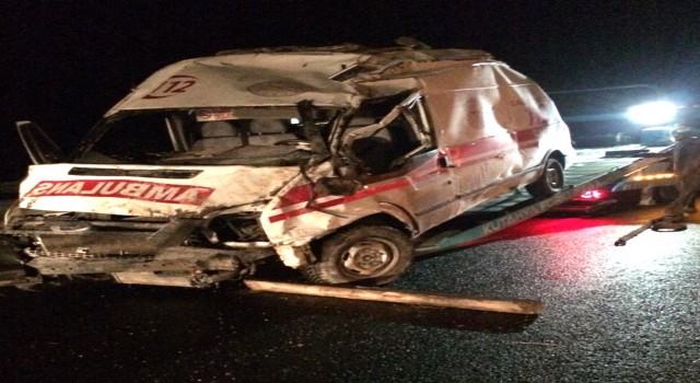 Kütahya’da ambulans buzlanan yolda devrildi: 3 kişi yaralandı