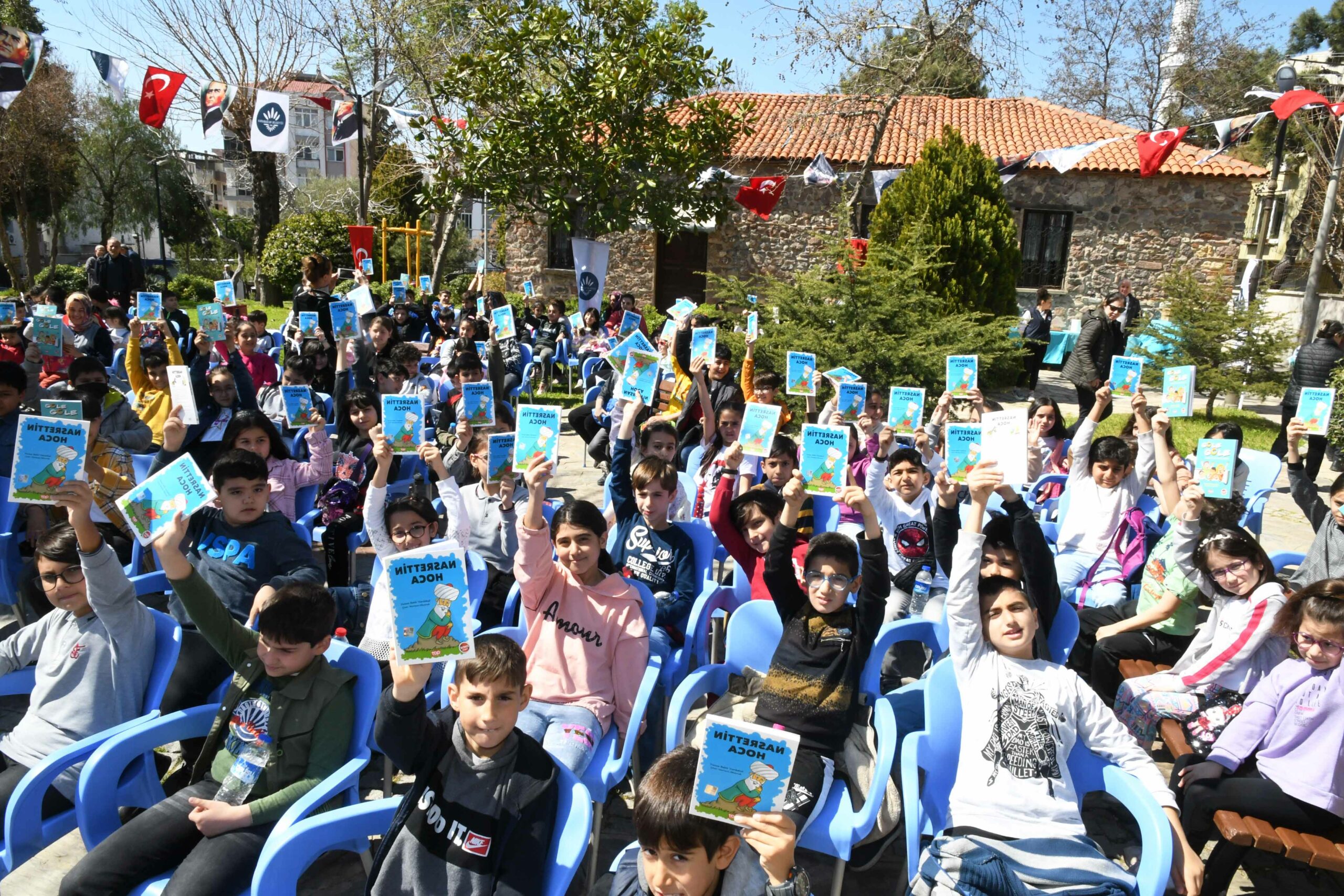 Çok okuyan çocuklar kitapla ödüllendirildi