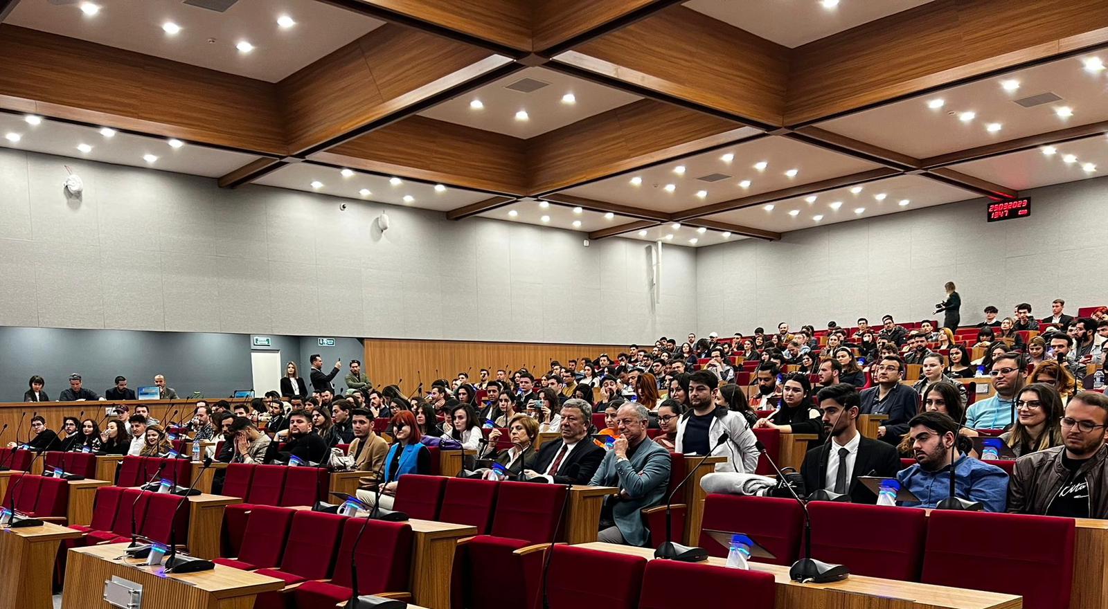 İzmir Gençlik Belediyesi yaşama geçti