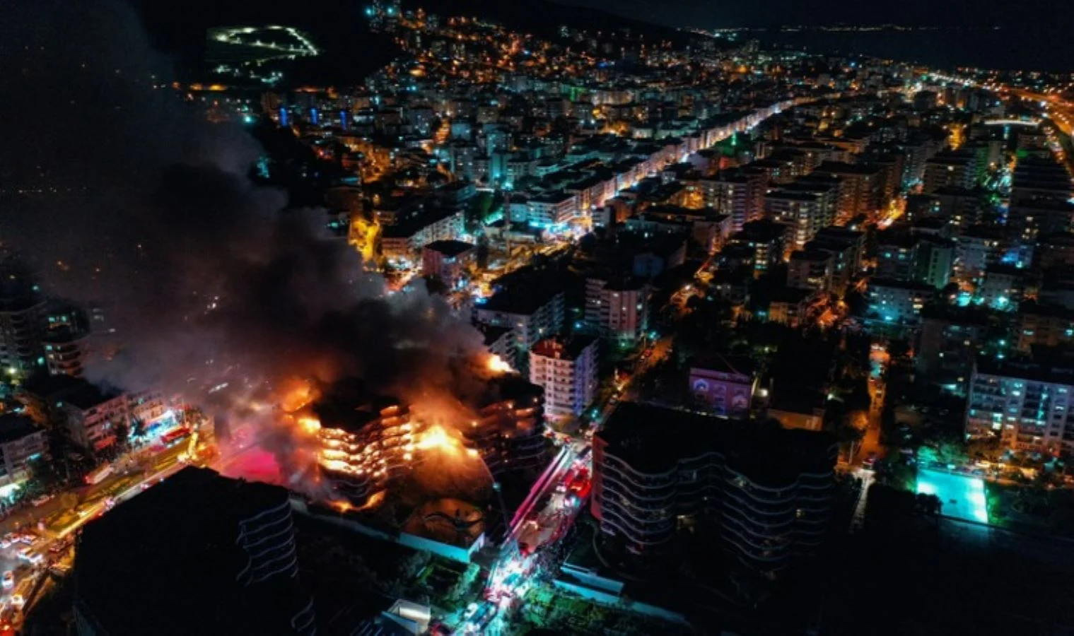İzmir’de site yangını