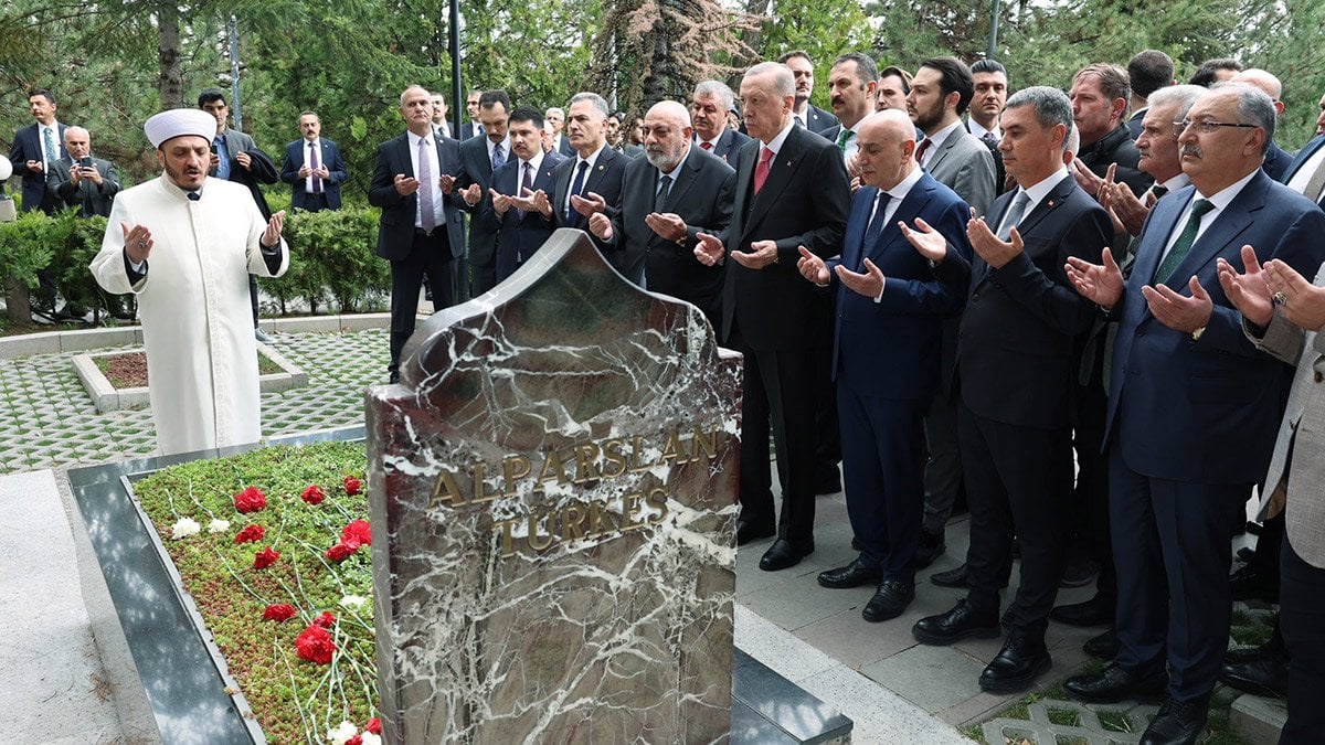 Cumhurbaşkanı Erdoğan’dan Alparslan Türkeş’in mezarına ziyaret