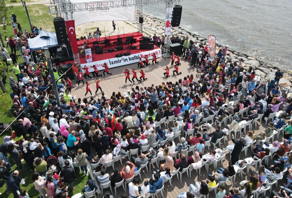 Bayraklı’da binlerce çocukla 23 Nisan coşkusu!
