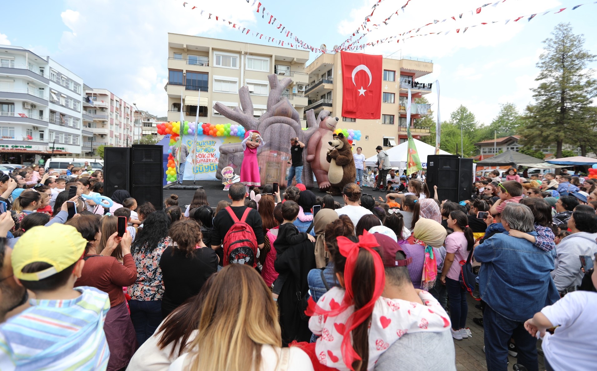 EFES SELÇUK’TA 23 NİSAN ÇOCUK ŞENLİĞİ: ÇOCUKLAR ÖZGÜRDÜR, SOKAK OYUNLARIYLA BÜYÜR…