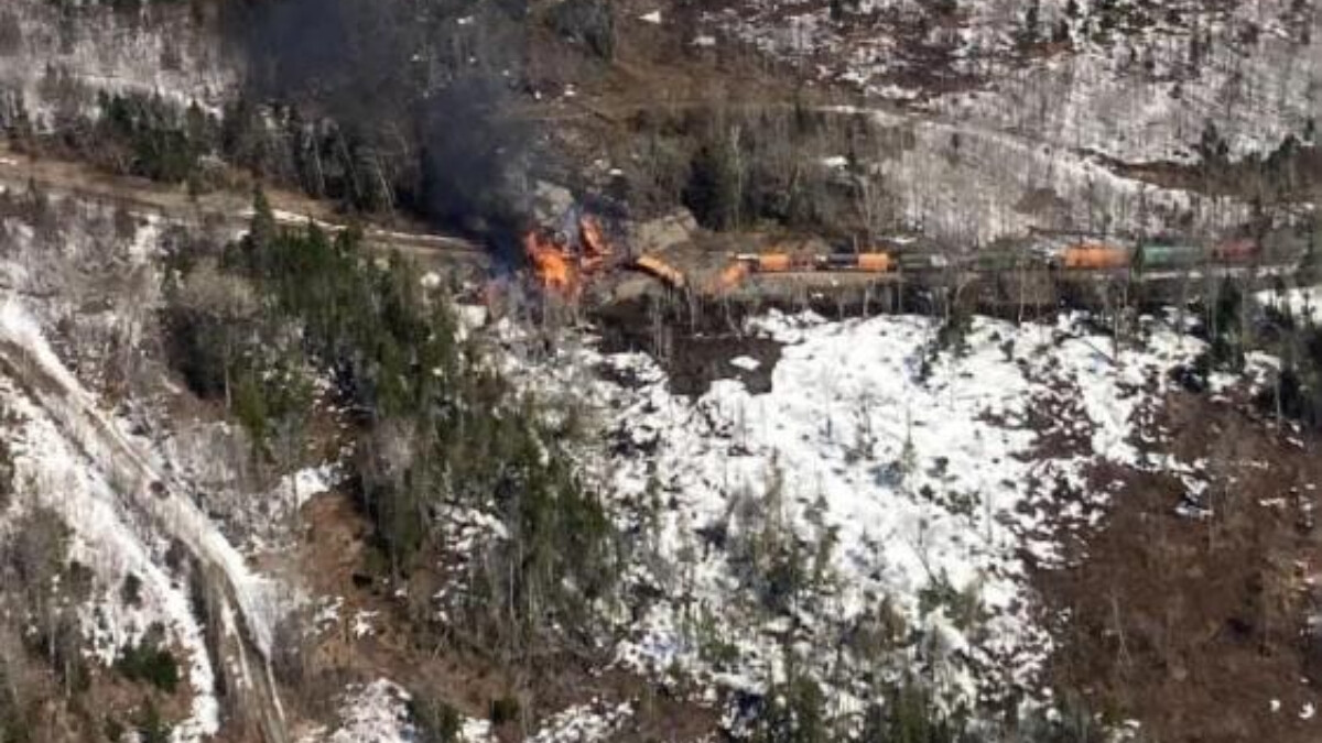 ABD’de trenin raydan çıkmasıyla yangın çıktı