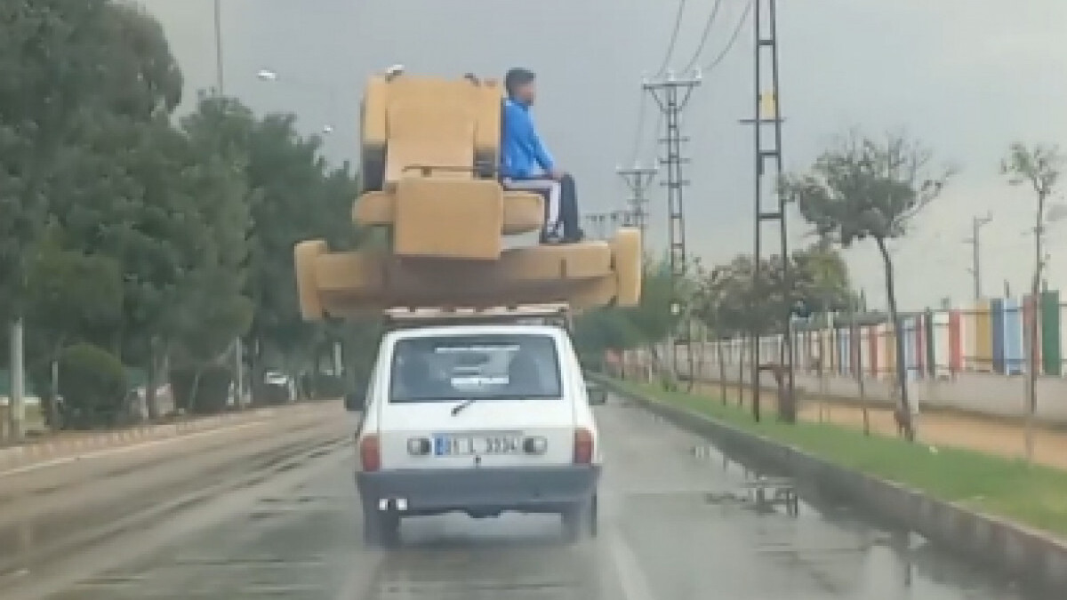 Adana’da bir garip yolculuk! Aracın üzerine sabitlenen koltuk takımlarında seyahat etti