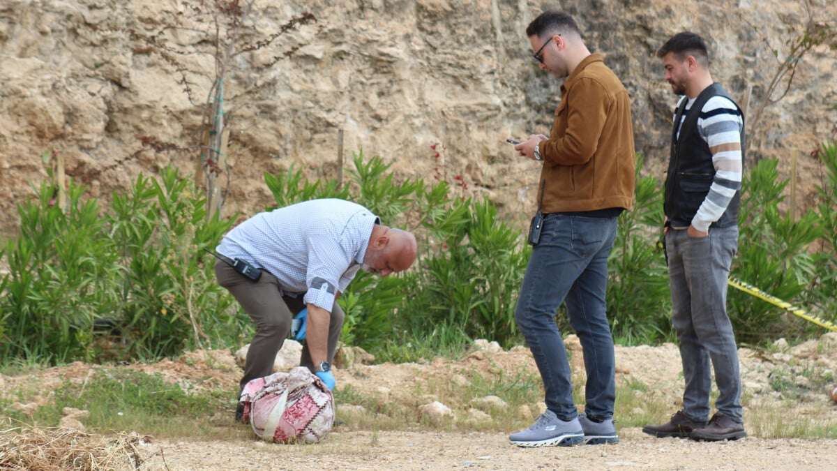 Antalya’da örtüye sarılı kadın maketi korkuttu