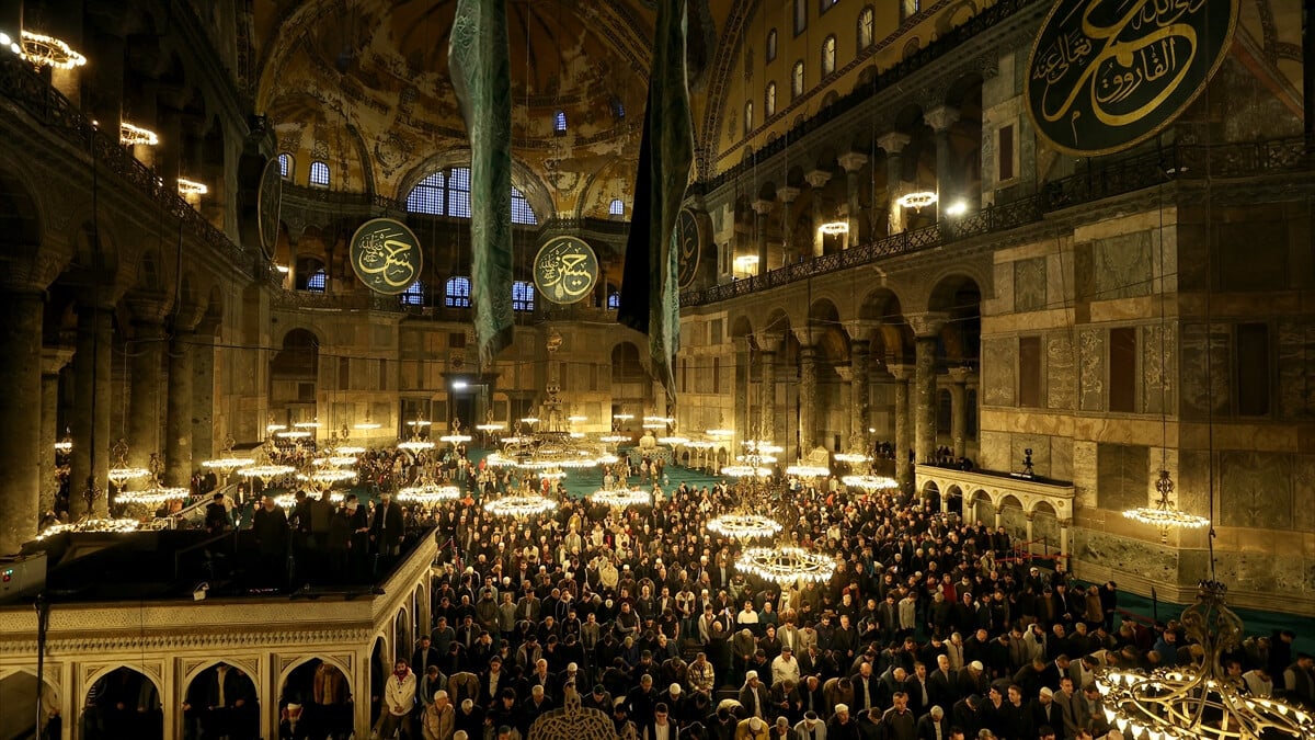 Ayasofya-i Kebir Camii bayram hazırlıkları! Cuma günü saat 04.00’e kadar ibadete ara verilecek