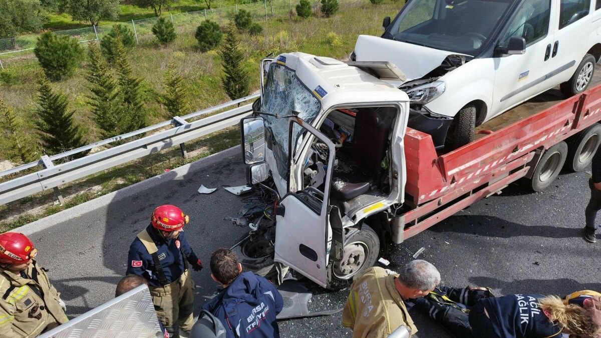 Bursa’da çekici emniyet şeridinde kamyonete arkadan çarptı: 2 yaralı