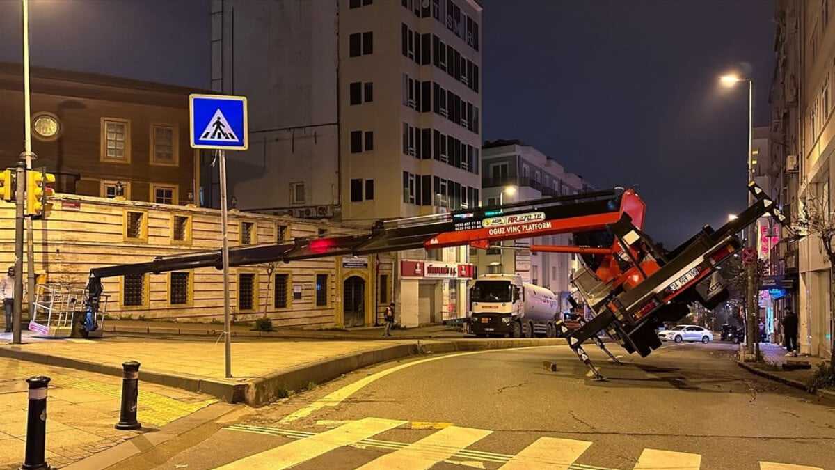 İstanbul Fatih’te vinç devrildi: 2 kişi yaralandı