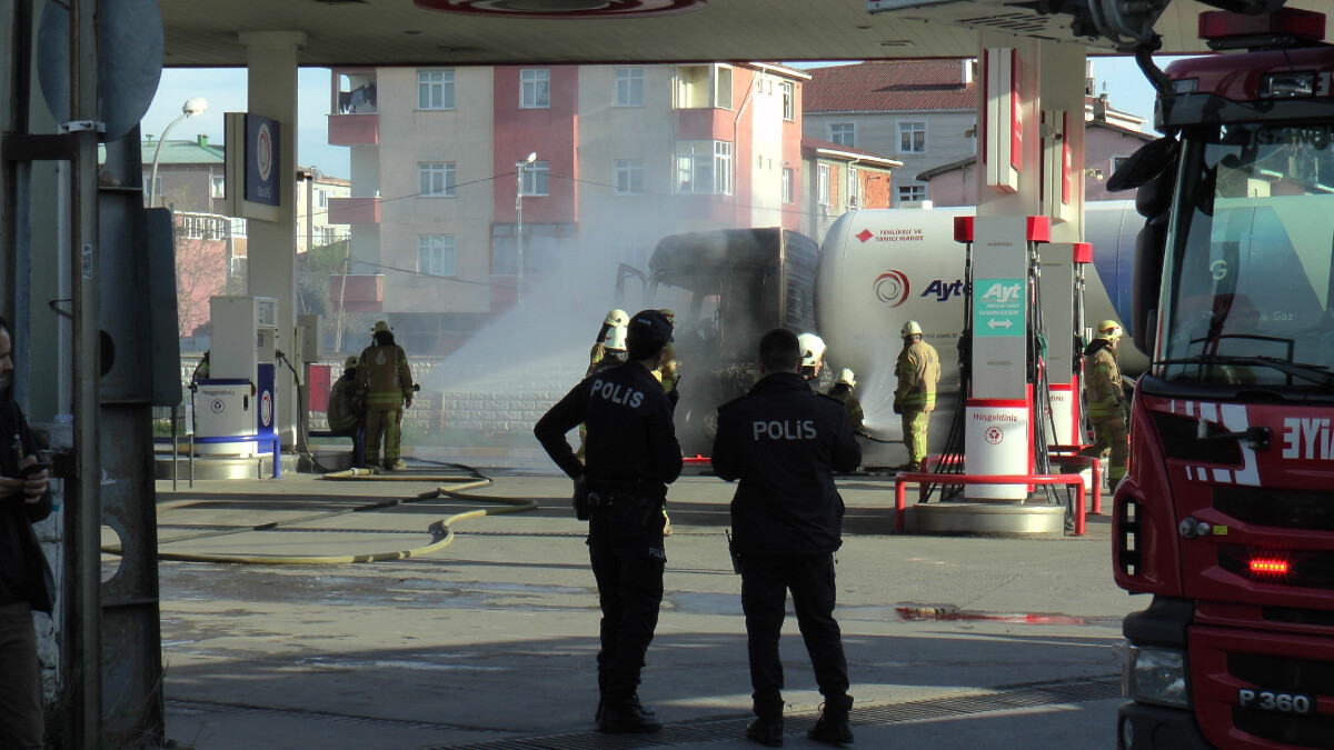 İstanbul’da akaryakıt istasyonunda yangın: Gaz tankeri alev alev yandı