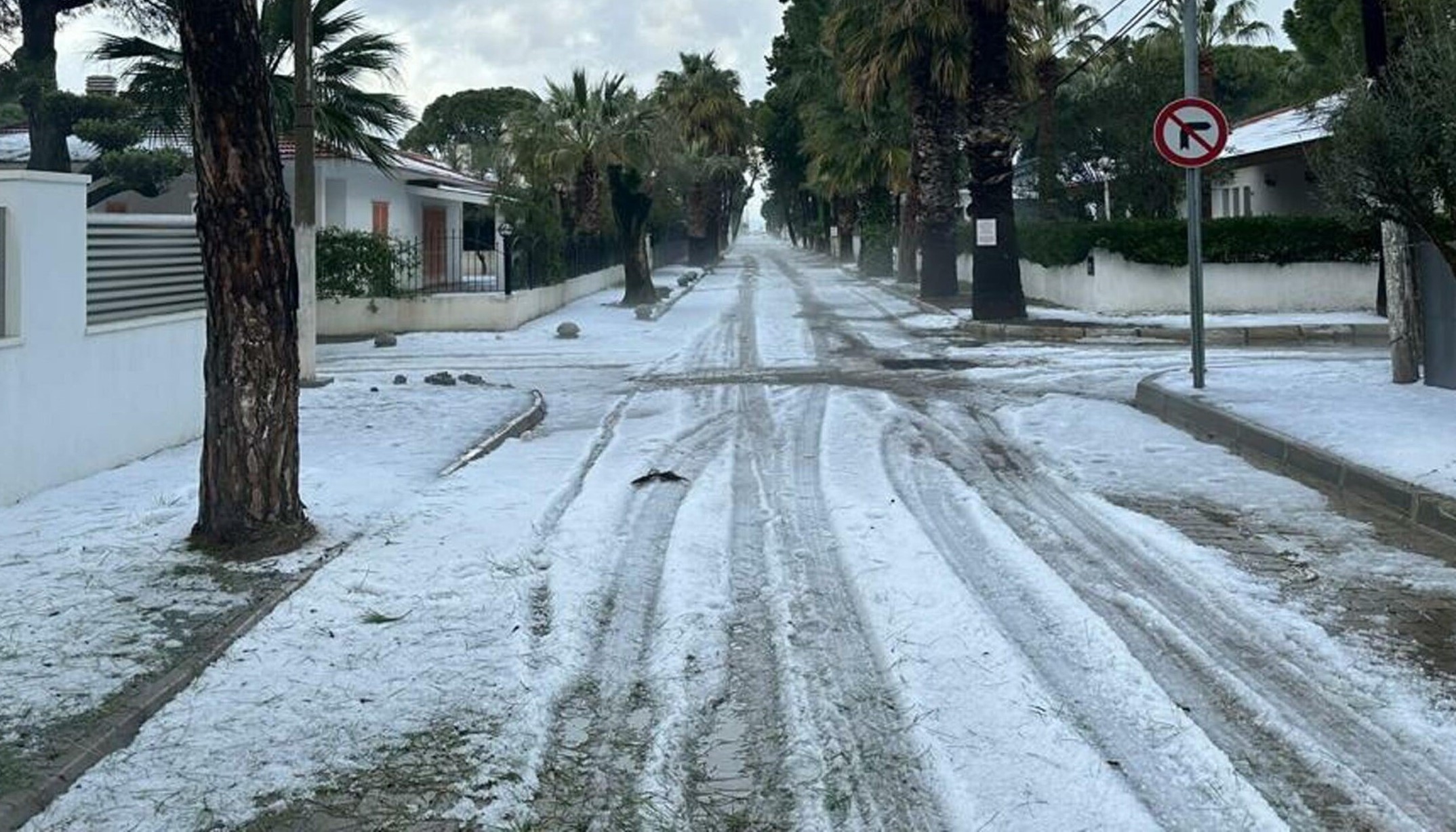 İzmir’de nisan ayında dolu yağdı! Kent bembeyaz oldu